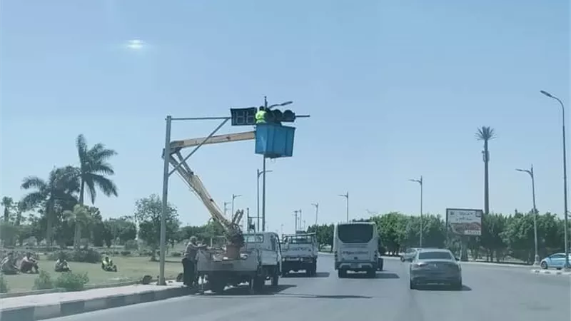 تركيب عدد (٢) إشارة مرورية استجابة لشكاوى المواطنين بمدينة العبور