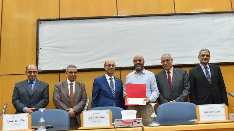 جامعة أسيوط توزيع شهادات التدريب بمعهد تكنولوجيا المعلومات ITI