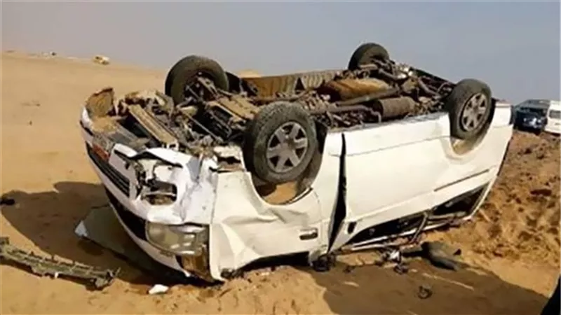 اصابة 14 عامل في انقلاب سيارة بالطريق الدائري بمركز بني مزار