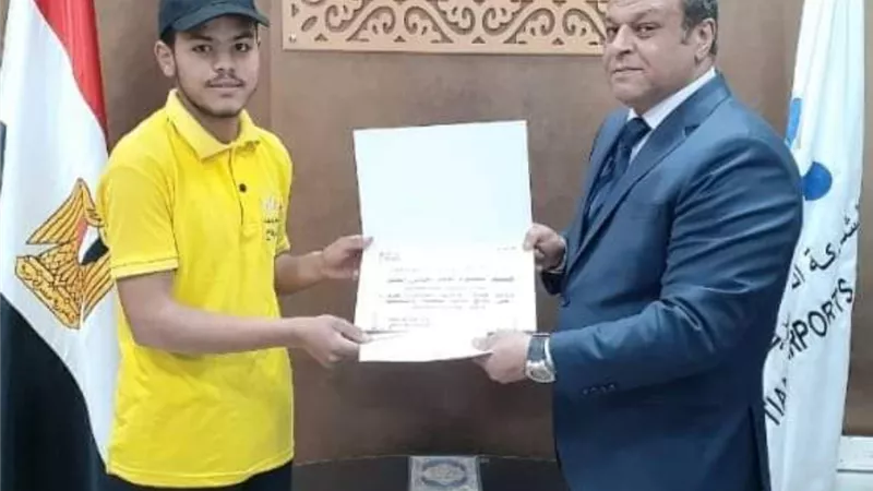 مطار سوهاج يكرم عاملا عثر على أموال ضخمة معدة للتهريب خارج البلاد