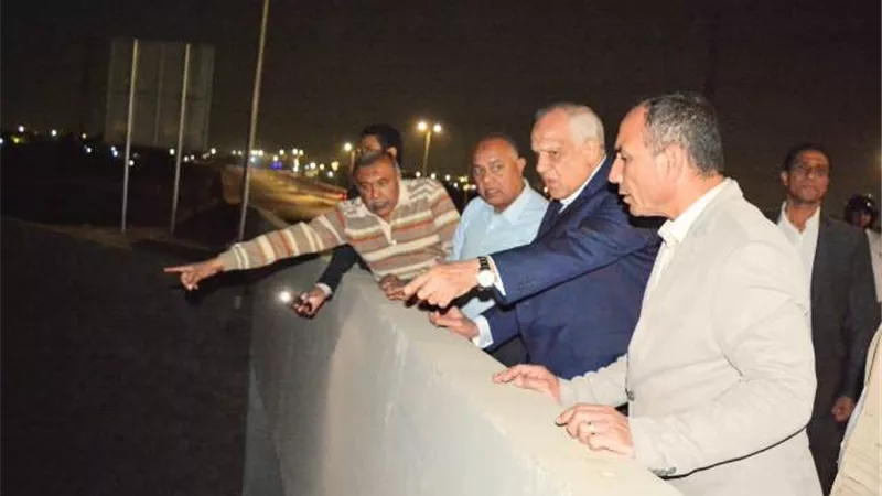 راشد يتفقد أعمال رفع المخلفات وحاله الانارة والنظافة بالطرق