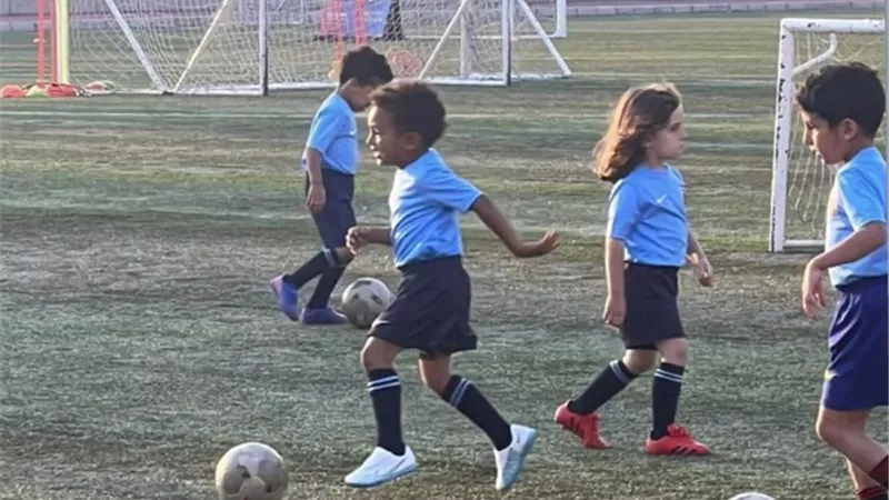 ابن الوز عوام.. آدم نجل شيكابالا يتمرن فى الملعب مع الناشئين