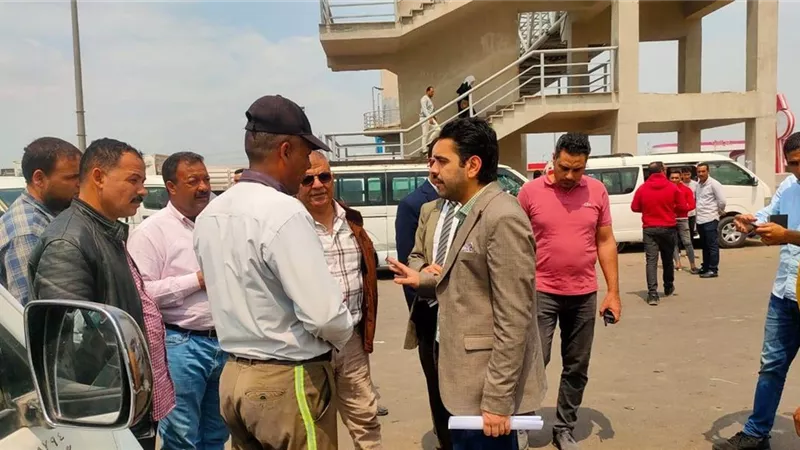 رئيس جهاز النوبارية يتابع تطبيق التعريفة الجديدة للأجرة بالمواقف