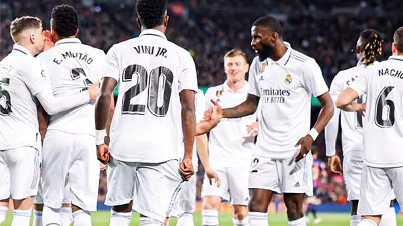 أنشيلوتي يدفع بالقوة الضاربة في تشكيل ريال مدريد أمام السيتي