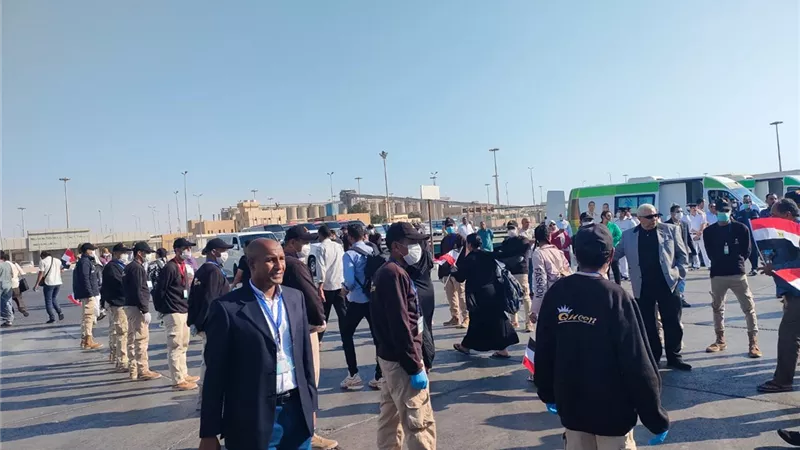 محافظ البحر الأحمر يستقبل المصرين العالقين بالسودان بميناء سفاجا