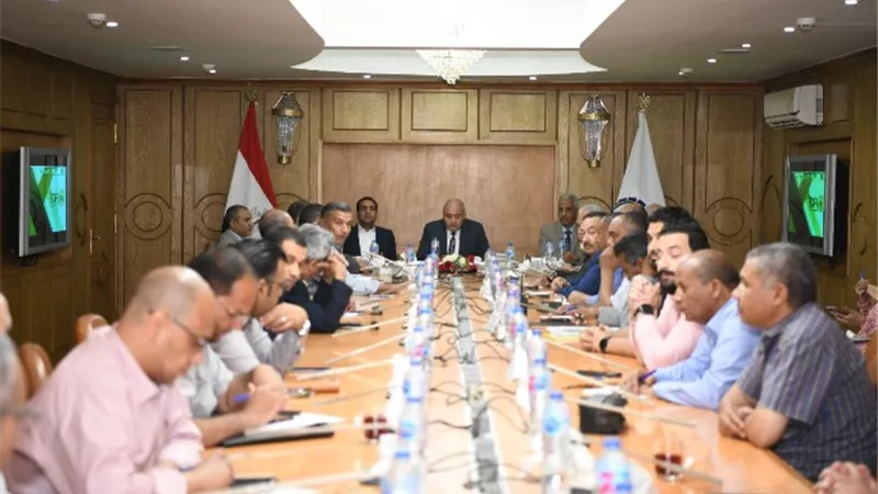 محافظ قنا يتابع الموقف التنفيذي لترفيق المناطق الصناعية