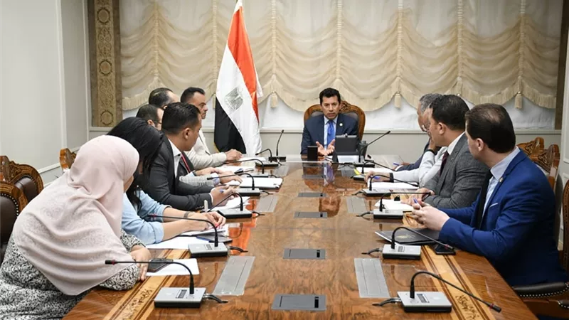 وزير الشباب يبحث عدد من الملفات الإستثمارية مع قيادات الوزارة