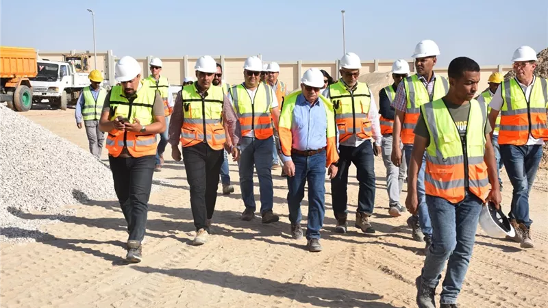 الوكالة الامريكية للتنمية الدولية تتابع العمل بمشروع مياه الهنادى