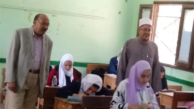 مديرالتعليم النموذجي يتابع امتحانات نقل الثانوي بأزهر ديرب نجم