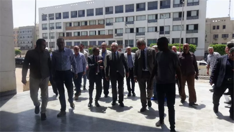 جولة مفاجئة لرئيس جامعة المنيا فى المستشفيات الجامعية