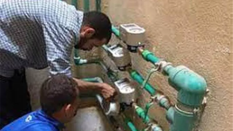 استبدال عدادات المياه المعطلة بأخرى مسبقة الدفع في محافظات القناة