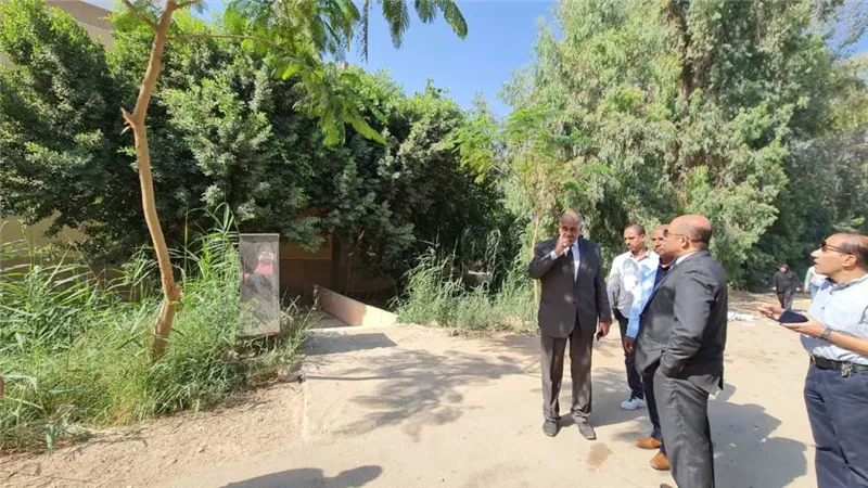 نائب رئيس جامعة أسيوط يجرى جولة تفقدية داخل مزارع الجامعة