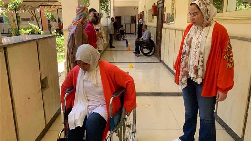 وفد هيئة امديست يتفقد مركز خدمة الطلاب ذوى الإعاقة بجامعة الأقصر
