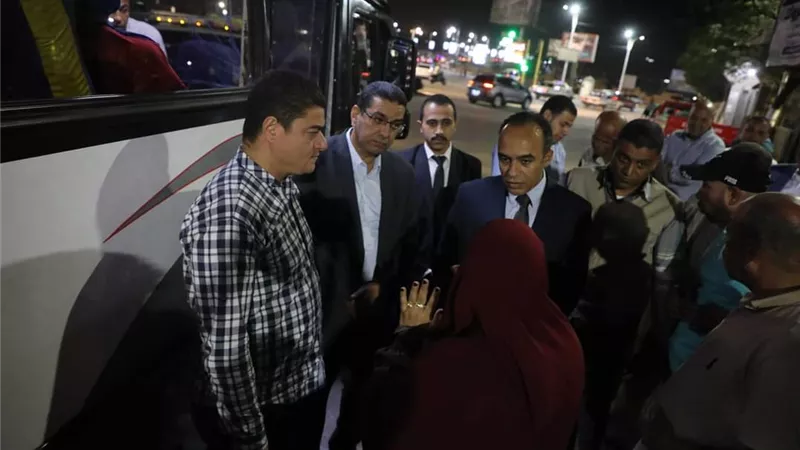نائب محافظ المنيا يتفقد مواقف السيارات لمتابعة الالتزام بالتعريفة