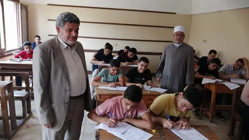 مدير الأزهر بالقليوبية يتابع امتحانات أخر العام