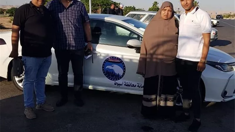 مستقبل وطن أسيوط ينهى اجراءات سفر منى الفائزة برحلة عمرة مجانية