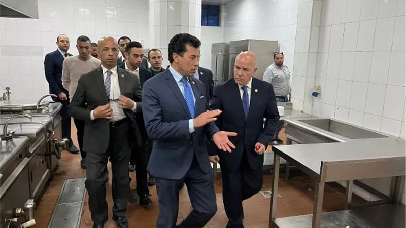 صبحى يطمئن على حالة المصابين بنزلات معوية بمركز التعليم المدنى بالجزيرة
