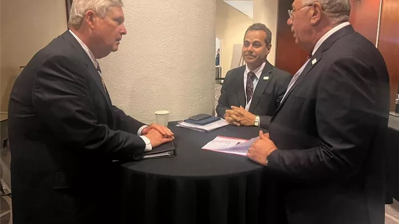 وزير الزراعة يبحث مع نظيره الأمريكي سبل تعزيز التعاون بين البلدي