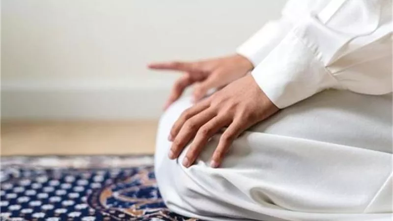 إذا كان المصلي لا يحفظ التشهد..فماذا يفعل؟