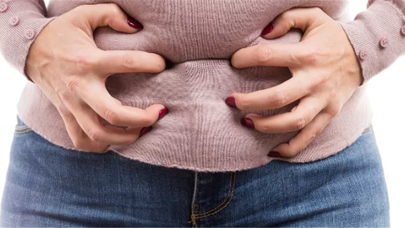 موجود فى مطبخك..تعرف على افضل مشروب لتخفيف انتفاخ البطن