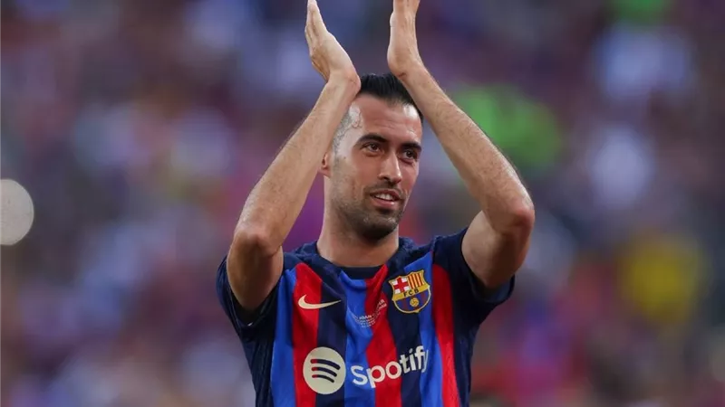 قائد برشلونة يحسم وجهته لمزاملة رونالدو بالدوري السعودي