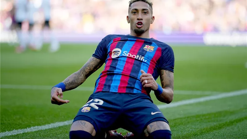 رسميا.. رافينيا يحسم موقفه من عروض الرحيل عن برشلونة