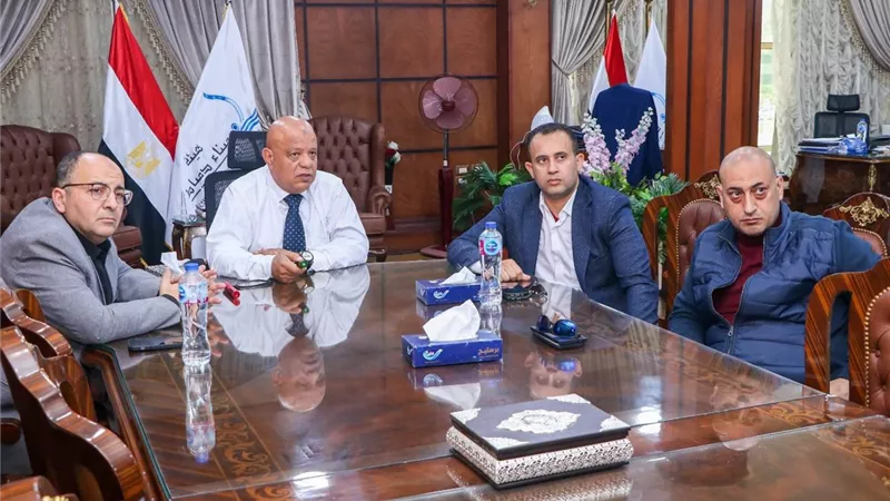 حواش يبحث تعزيز التعاون مع رئيس جهاز دمياط الجديدة