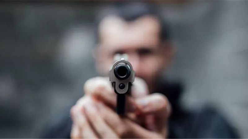 بسبب لهو الأطفال .. رجل يطلق الرصاص على فتاة صغيرة