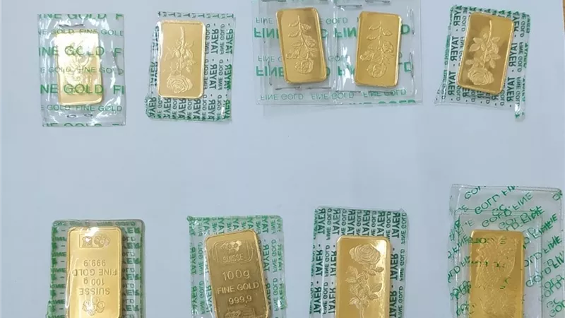 ضبط 6 ركاب بحوزتهم مشغولات وسبائك ذهبية أخفوها بطرق متنوعة