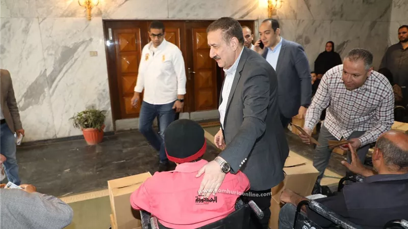 محافظ المنوفية يسلم كراسي متحركة ومساعدات مالية للحالات الإنسانية