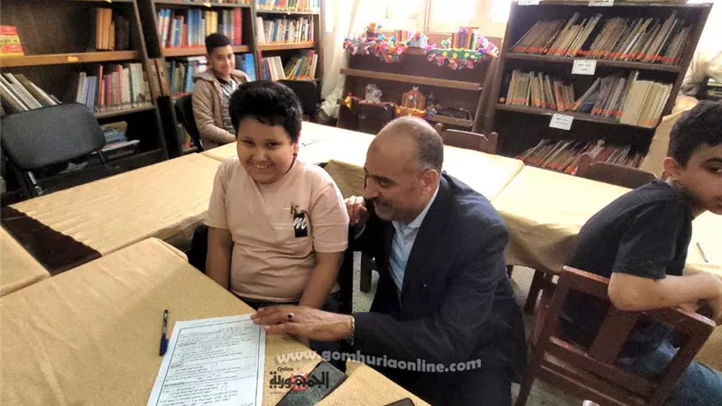 طلاب الدمج يستقبلون الفولى وكيل وزارة التعليم بالعناق والترحاب