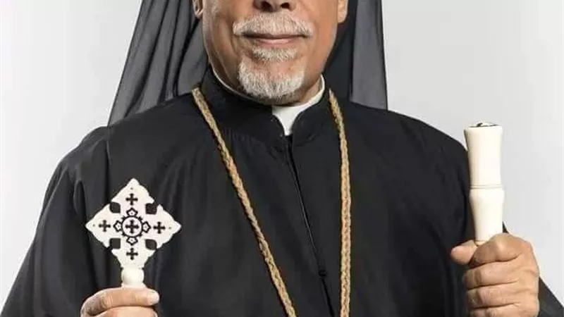 محافظ أسيوط ينعى وفاة الانبا كيرلس وليم المطران الشرفى