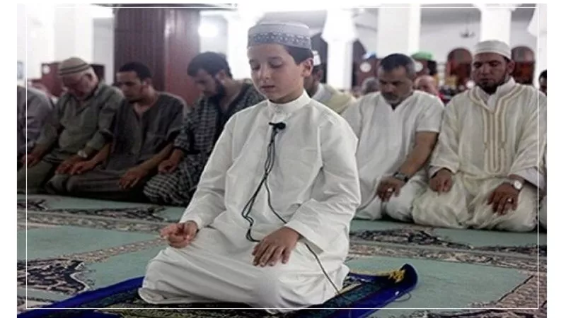 هل تصح إمامة الصبي المميز لأمه في الصلاة ؟!