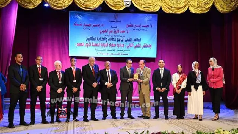 رئيس جامعة الأقصر يهنئ طالبة المركز الثالث بمسابقة الطالب المثالى