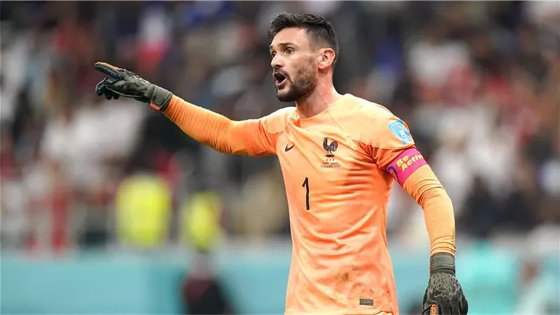 حارس منتخب فرنسا يقترب من الدوري السعودي