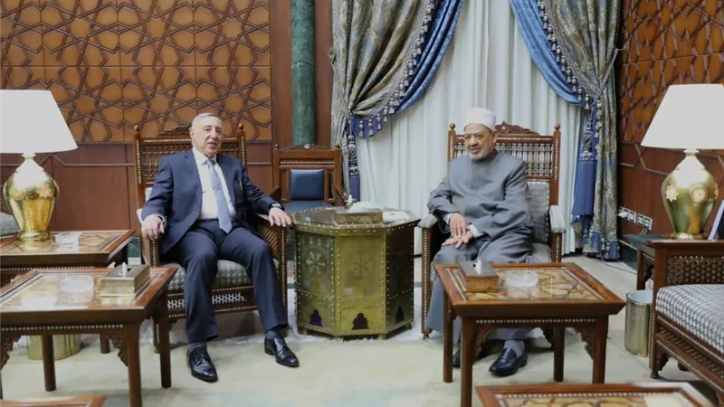 شيخ الأزهر يستقبل رئيس المحكمة الدستورية بمقر مشيخة الأزهر