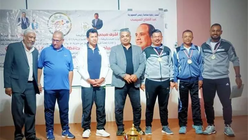 وزير الشباب والرياضة يكرم فريق طائرة جلوس لمركز شباب سفاجا