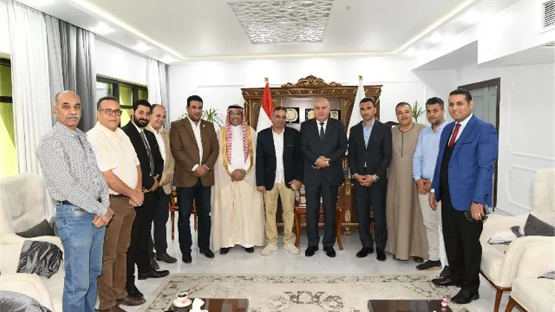 محافظ قنا يلتقي بممثلي الجهات المشاركة في تنظيم القافلة الطبية