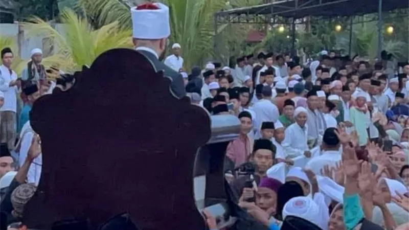فوق الكرسي وعلى الأعناق: طلاب إندونيسيا يحملون الازهري