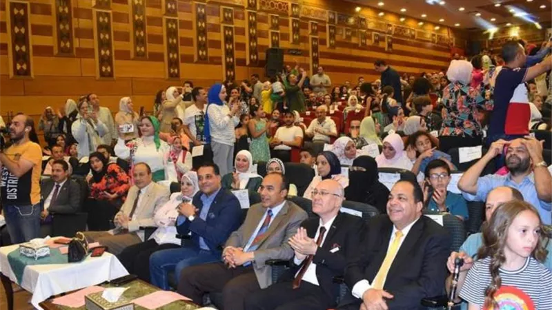 عميد كلية التربية يشهد حفل تخرج مدارس النيل 