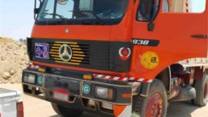 ضبط سيارتى نقل ألقيا المخلفات بطريق السويس القديم بالقاهرة