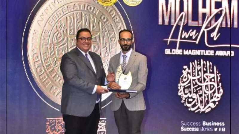مدير معهد إعداد القادة يحصل على جائزة 
