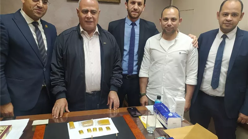 ضبط ركاب بحوزتهم عقاقير مخدرة واخفوا سبائك ذهبية علي أجسادهم