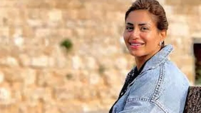 بفستان صيفي وردي..إطلالة جريئة لـ منة فضالي