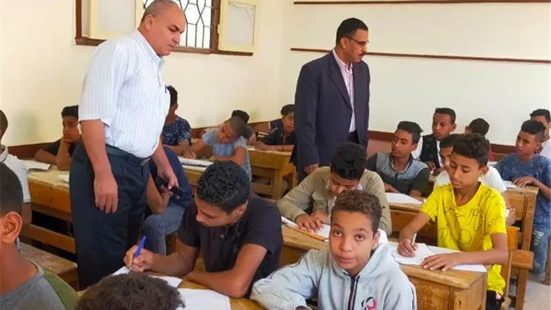مدير عام ادارة قنا التعليمية يواصل متابعة الامتحان