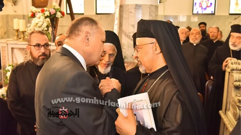 محافظ أسيوط يقدم العزاء ويشهد صلاة جنازة الأنبا كيرلس وليم