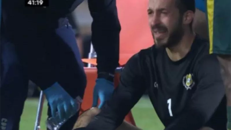 شاهد.. لحظة إنهيار حارس الإسماعيلي بعد إصابته وخروجه من الملعب