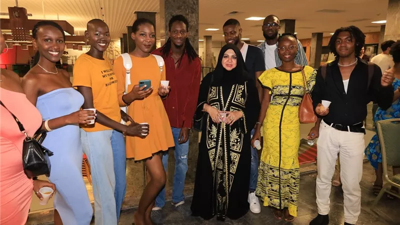 تكريم منى المنصورى خلال مهرجان القارة الأفريقية بالرباط