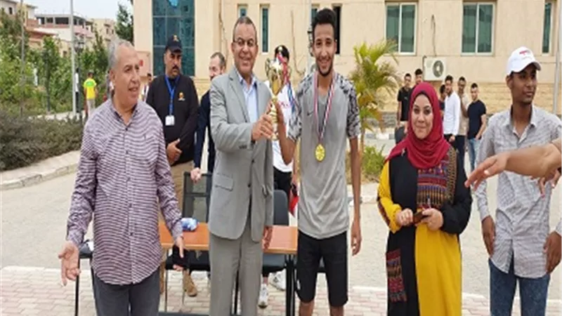 رئيس جامعة بنى سويف التكنولوجية يشهد نهائي دورى كرة القدم