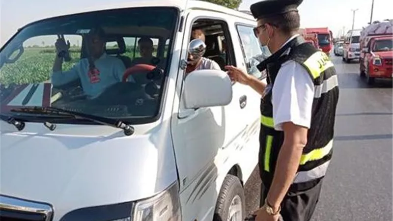 كشف ملابسات وقوف سيارة ميكروباص بمنتصف الطريق
